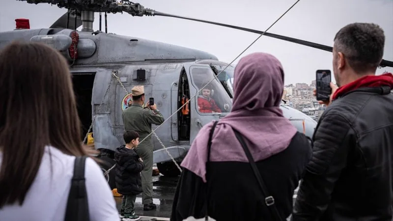 TCG Anadolu’ya SAHA 2026’da yoğun ilgi: Vatandaşlar gemiyi görmek için Sarayburnu’na akın etti